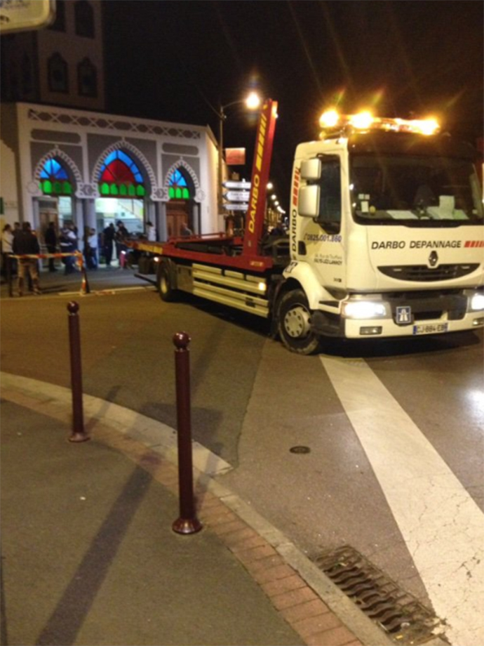 Αυτοκίνητο έπεσε σε είσοδο τεμένους στη Γαλλία (εικόνες) - Φωτογραφία 3