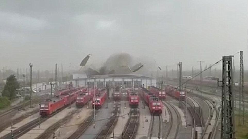 Ο άνεμος ξηλώνει την οροφή σιδηροδρομικού σταθμού στη Γερμανία - Φωτογραφία 1