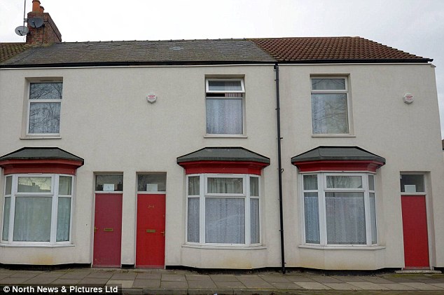 Γιατί βάφουν τις πόρτες κόκκινες στη Βρετανία; - Φωτογραφία 1
