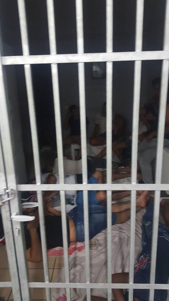 Εικόνες ντροπής στο αστυνομικό τμήμα Σαντορίνης - Άνθρωποι στοιβαγμένοι ο ένας πάνω στον άλλο - Φωτογραφία 5