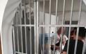 Εικόνες ντροπής στο αστυνομικό τμήμα Σαντορίνης - Άνθρωποι στοιβαγμένοι ο ένας πάνω στον άλλο - Φωτογραφία 4