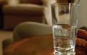 Το ποτήρι με το νερό άφησε σημάδι στο ξύλινο τραπέζι; Στο ψυγείο σας βρίσκεται η λύση! - Φωτογραφία 1