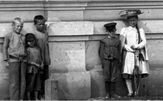 ΑΥΤΟ είναι το κοριτσάκι - φάντασμα της Ρωσίας - Μυστήριο γύρω από φωτογραφίες 100 ετών [photos] - Φωτογραφία 1