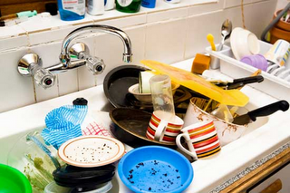 Μια απίστευτη λύση για τα άπλυτα πιάτα των φοιτητών... [photos] - Φωτογραφία 1