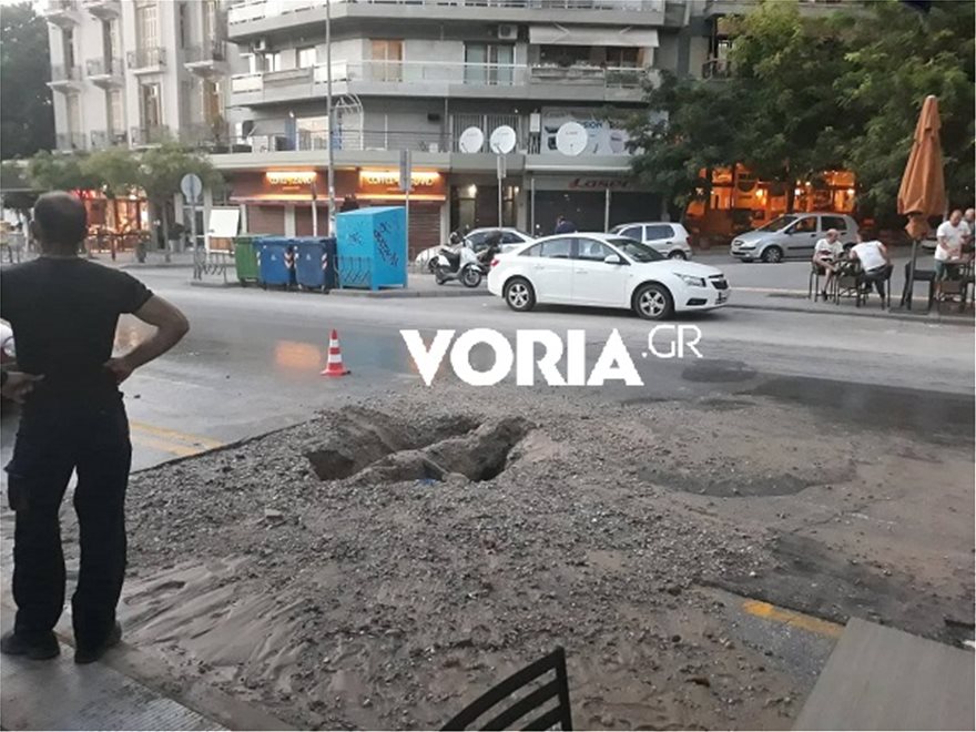 Θεσσαλονίκη: «Άνοιξε» ο δρόμος στην Αγίου Δημητρίου και κατάπιε μηχανάκι! - Φωτογραφία 2