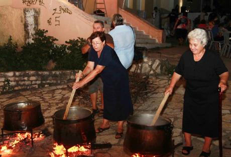 Δεκαπενταύγουστος στην Εύβοια: Τα έθιμα και οι παραδόσεις για το «Πάσχα» του καλοκαιριού - Το στιφάδο της Παναγίας που γιορτάζεται μόνο στον Οξύλιθο (ΦΩΤΟ & ΒΙΝΤΕΟ) - Φωτογραφία 5