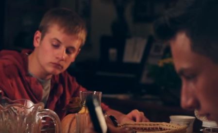 Οι δυο γιοι του γράφουν μηνύματα την ώρα του φαγητού, αλλά η αντίδραση του πατέρα; [video] - Φωτογραφία 1