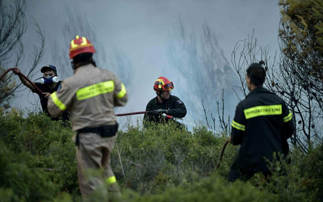 Στο νοσοκομείο ένας πυροσβέστης από τη φωτιά στο Κοντοδεσπότι - Φωτογραφία 1