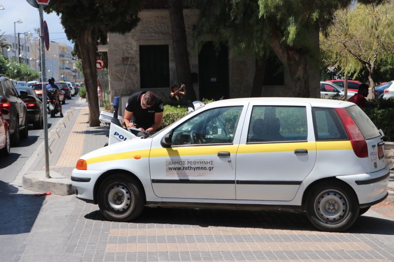 Κρήτη: Κλήση σε δημοτικό όχημα που πάρκαρε πάνω σε διάβαση πεζών (Φωτο) - Φωτογραφία 2