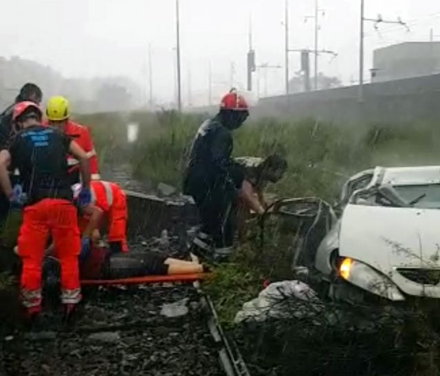 Τραγωδία στην Ιταλία: Κατάρρευση οδικής γέφυρας – Πληροφορίες για δεκάδες νεκρούς (βίντεο) - Φωτογραφία 1