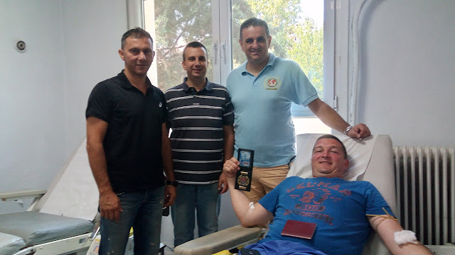 Σέρβος αστυνομικός έδωσε αίμα για τους πυρόπληκτους της Αττικής - Φωτογραφία 1