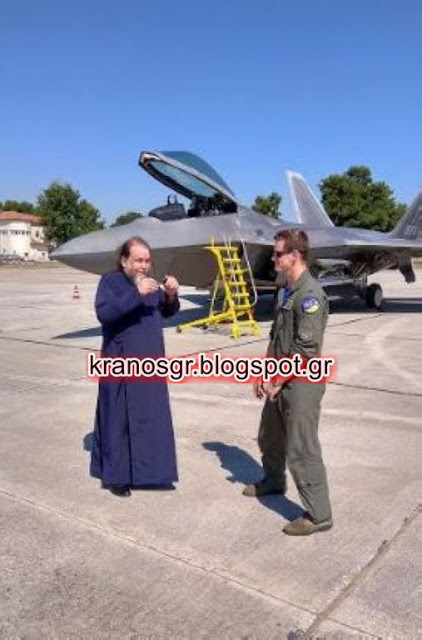 Ένας Στρατιωτικός Ιερέας στα F-22 Raptor - Φωτογραφία 3