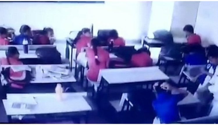 Το βίντεο της φρίκης: Δάσκαλος στην Ινδία έδειρε μέχρι λιποθυμίας μαθητή επειδή… άργησε - Φωτογραφία 1