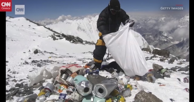 Έβερεστ: Πώς η υψηλότερη κορυφή του κόσμου έγινε ο σκουπιδότοπος των ορειβατών - Φωτογραφία 1