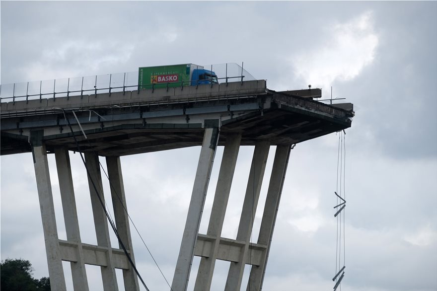 «Ω Θεέ μου, ω Θεέ μου»: Η στιγμή της κατάρρευσης της γέφυρας στη Γένοβα - Φωτογραφία 2