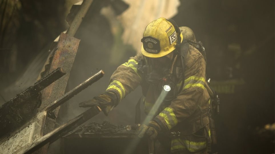 Μαίνονται οι φλόγες στην Καλιφόρνια: Νεκρός ένας πυροσβέστης - Φωτογραφία 1