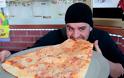 Το καλύτερο πράγμα στον κόσμο είναι αυτή η τεράστια πίτσα - Φωτογραφία 2