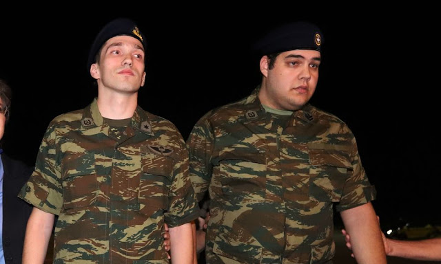 Επέστρεψαν στην Ελλάδα οι δύο Έλληνες στρατιωτικοί μετά από 167 ημέρες στις τουρκικές φυλακές (ΦΩΤΟ & ΒΙΝΤΕΟ) - Φωτογραφία 2