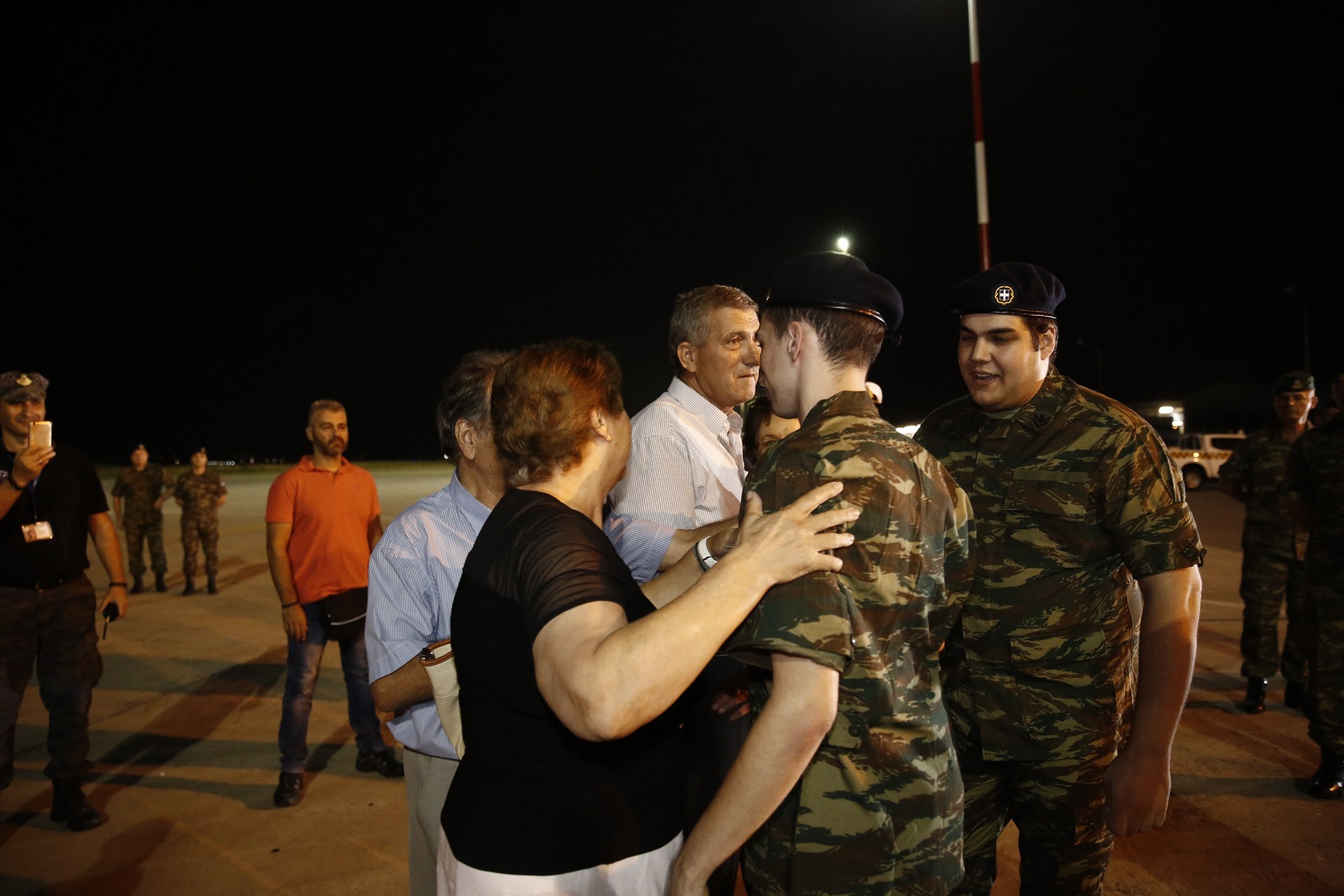 Συγκινητικές στιγμές: Οι δύο Έλληνες στρατιωτικοί στις αγκαλιές των δικών τους ανθρώπων - ΦΩΤΟ - Φωτογραφία 2