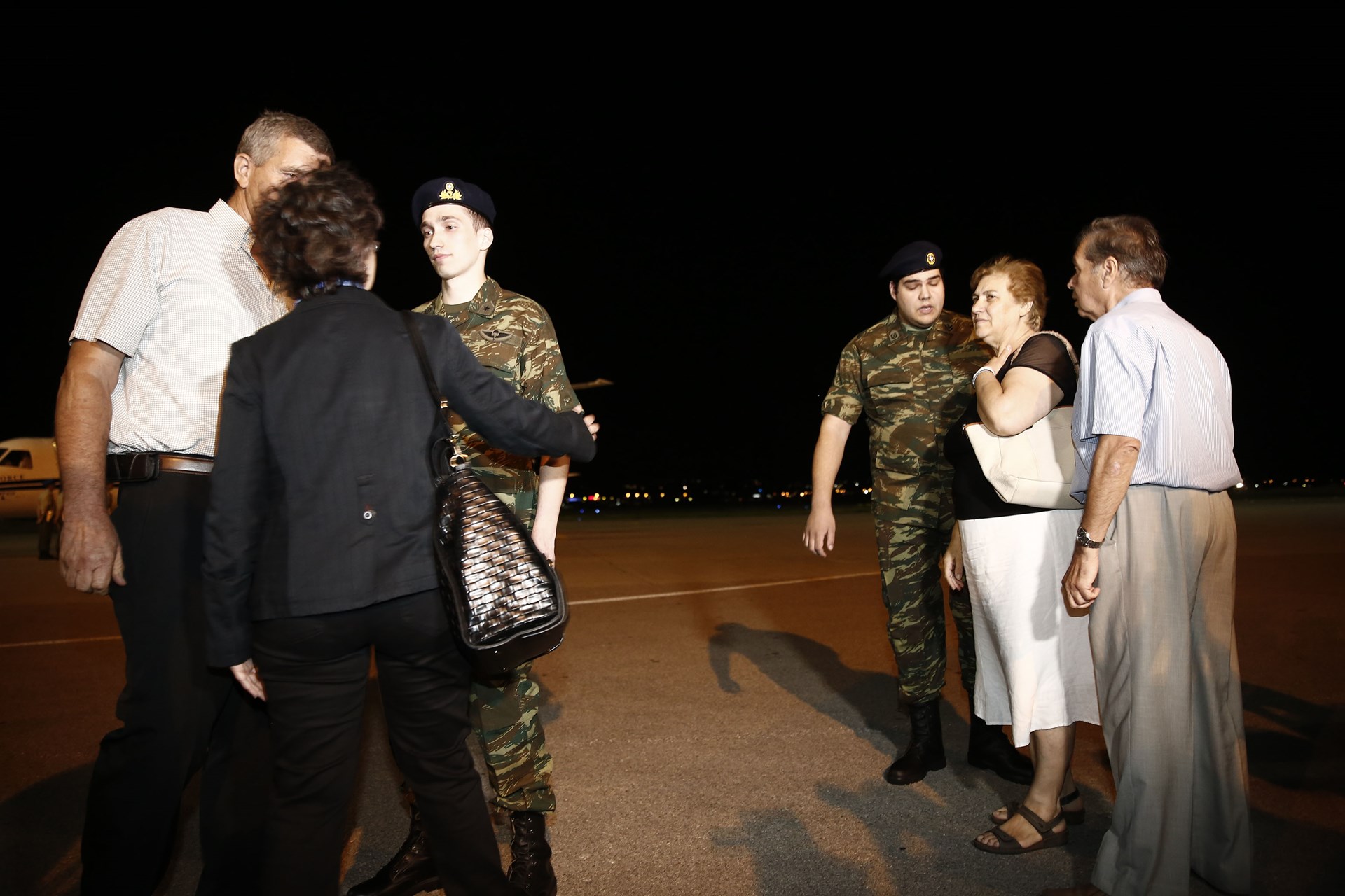 Συγκινητικές στιγμές: Οι δύο Έλληνες στρατιωτικοί στις αγκαλιές των δικών τους ανθρώπων - ΦΩΤΟ - Φωτογραφία 4