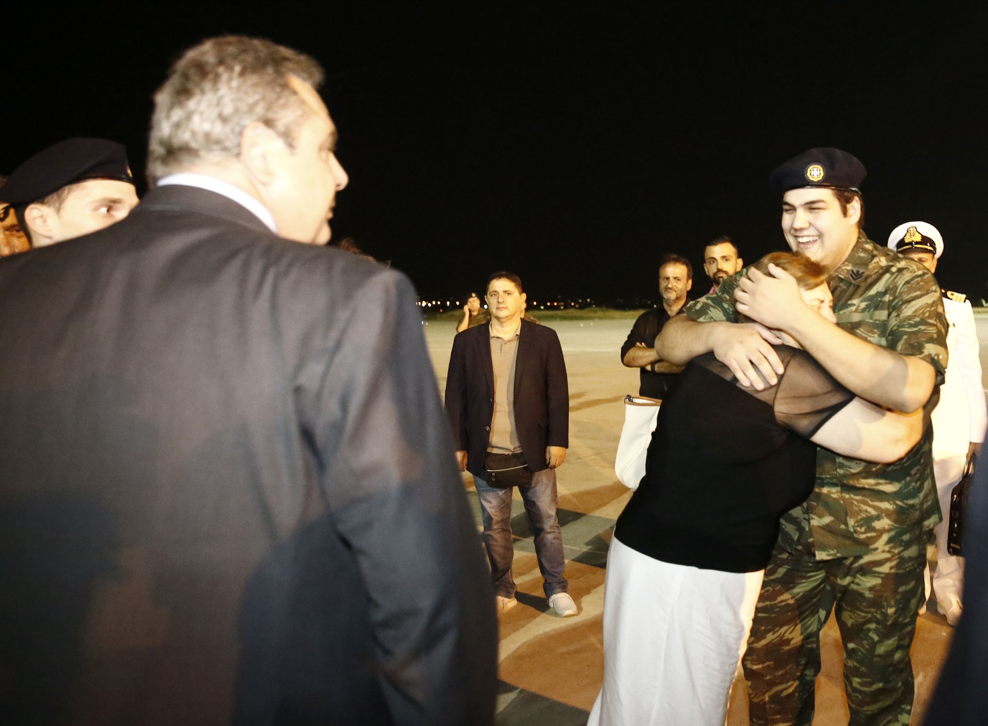 Συγκινητικές στιγμές: Οι δύο Έλληνες στρατιωτικοί στις αγκαλιές των δικών τους ανθρώπων - ΦΩΤΟ - Φωτογραφία 5