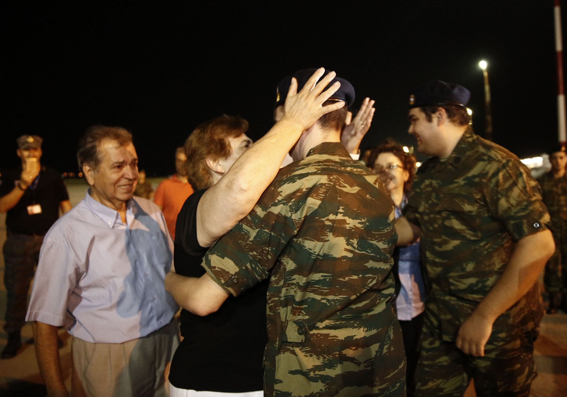 Συγκινητικές στιγμές: Οι δύο Έλληνες στρατιωτικοί στις αγκαλιές των δικών τους ανθρώπων - ΦΩΤΟ - Φωτογραφία 6