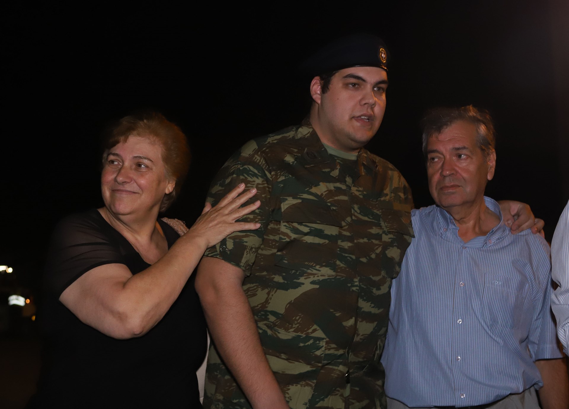 Συγκινητικές στιγμές: Οι δύο Έλληνες στρατιωτικοί στις αγκαλιές των δικών τους ανθρώπων - ΦΩΤΟ - Φωτογραφία 7