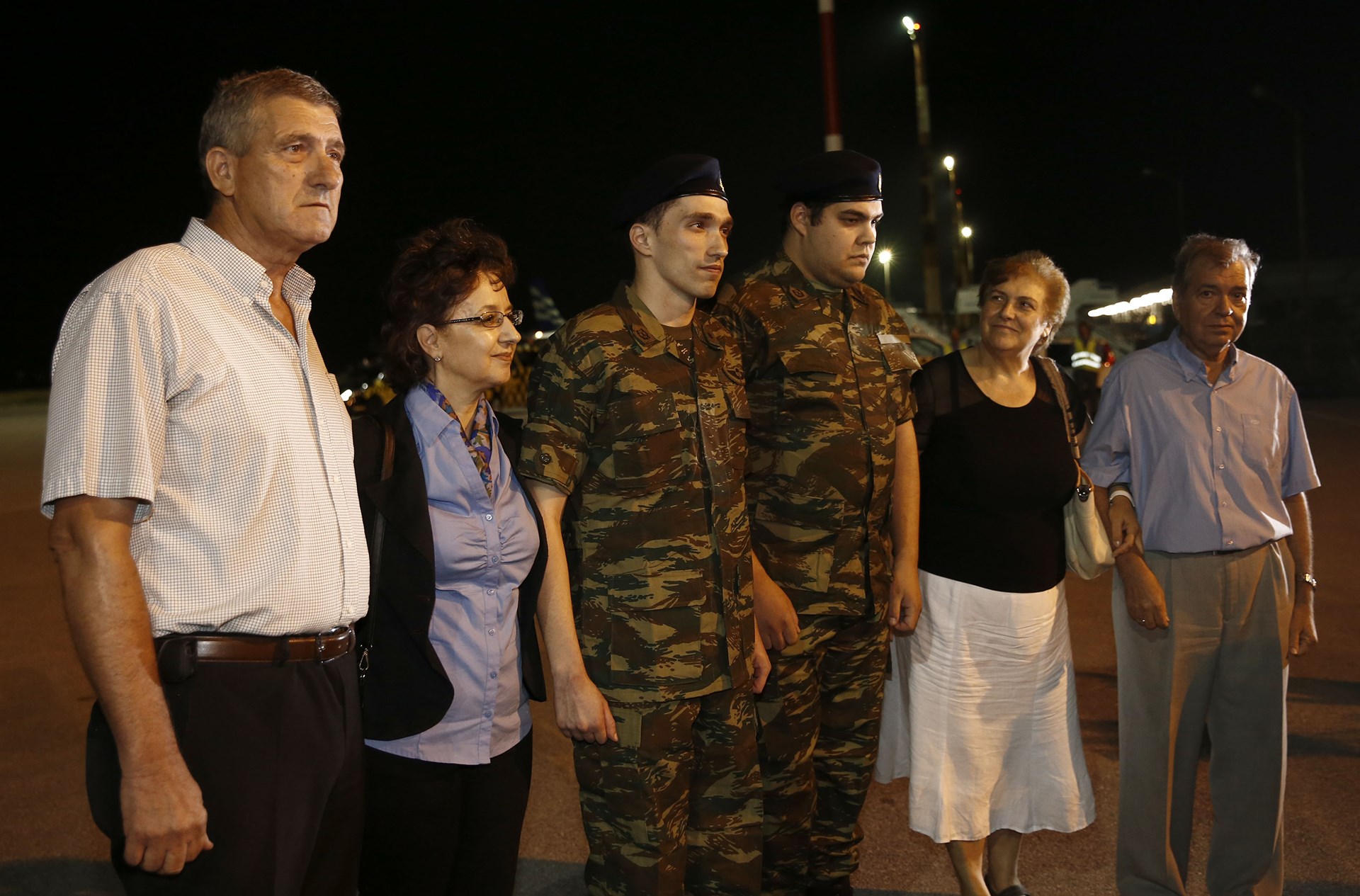 Συγκινητικές στιγμές: Οι δύο Έλληνες στρατιωτικοί στις αγκαλιές των δικών τους ανθρώπων - ΦΩΤΟ - Φωτογραφία 8