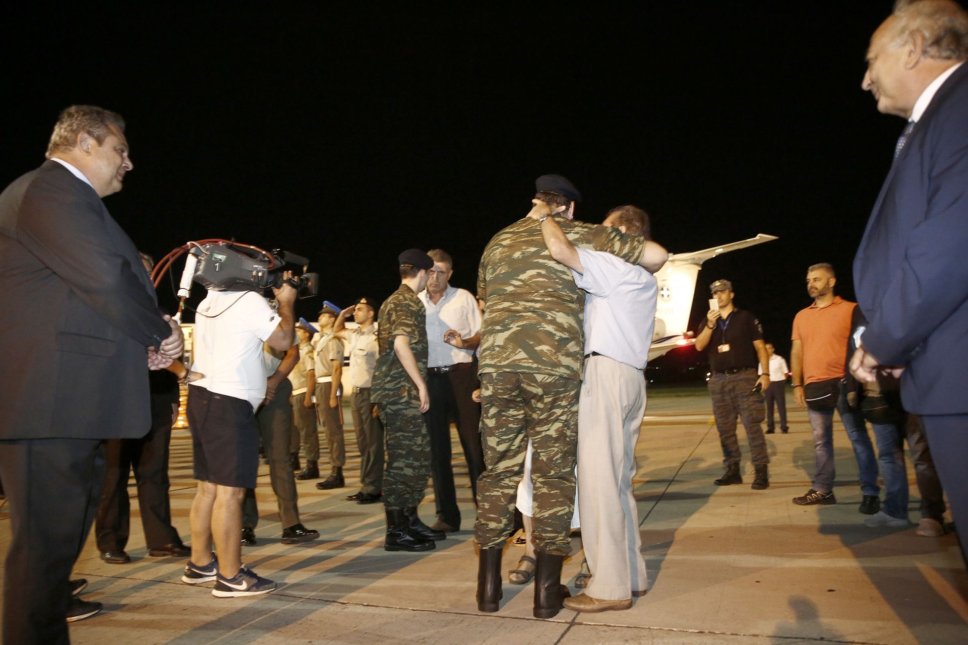 Συγκινητικές στιγμές: Οι δύο Έλληνες στρατιωτικοί στις αγκαλιές των δικών τους ανθρώπων - ΦΩΤΟ - Φωτογραφία 9