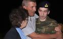 Συγκινητικές στιγμές: Οι δύο Έλληνες στρατιωτικοί στις αγκαλιές των δικών τους ανθρώπων - ΦΩΤΟ