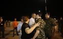 Συγκινητικές στιγμές: Οι δύο Έλληνες στρατιωτικοί στις αγκαλιές των δικών τους ανθρώπων - ΦΩΤΟ - Φωτογραφία 2