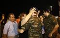 Συγκινητικές στιγμές: Οι δύο Έλληνες στρατιωτικοί στις αγκαλιές των δικών τους ανθρώπων - ΦΩΤΟ - Φωτογραφία 6