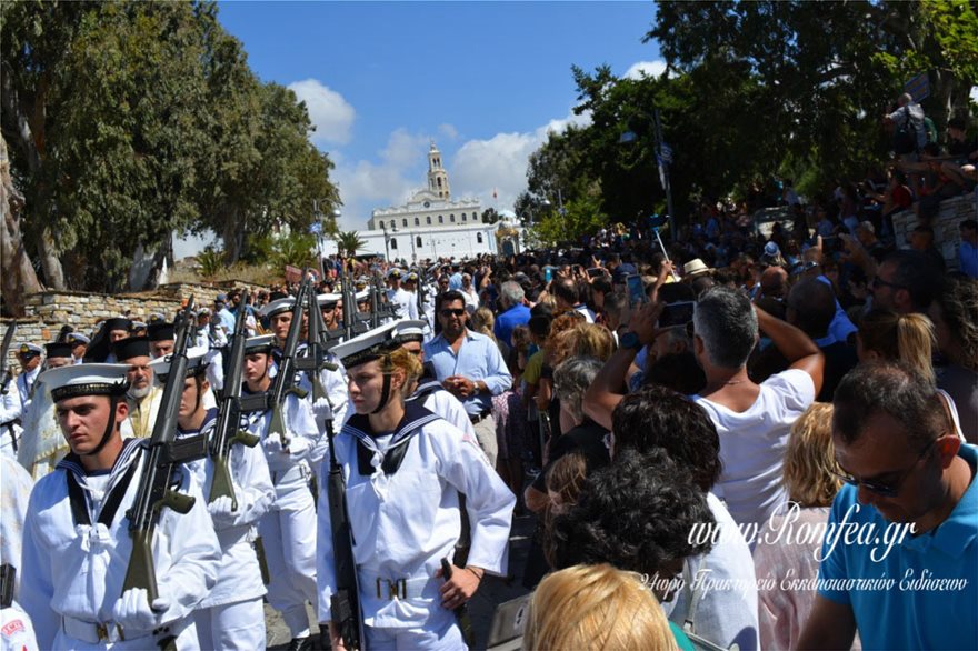 Τήνος: Χιλιάδες πιστοί ύψωσαν χέρια ικεσίας προς τη Μεγαλόχαρη - Φωτογραφία 4