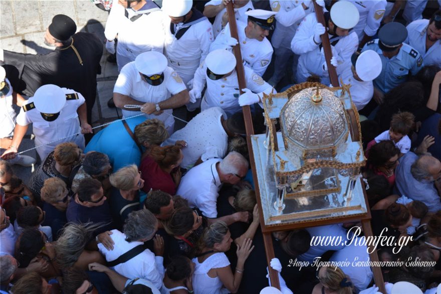 Τήνος: Χιλιάδες πιστοί ύψωσαν χέρια ικεσίας προς τη Μεγαλόχαρη - Φωτογραφία 5