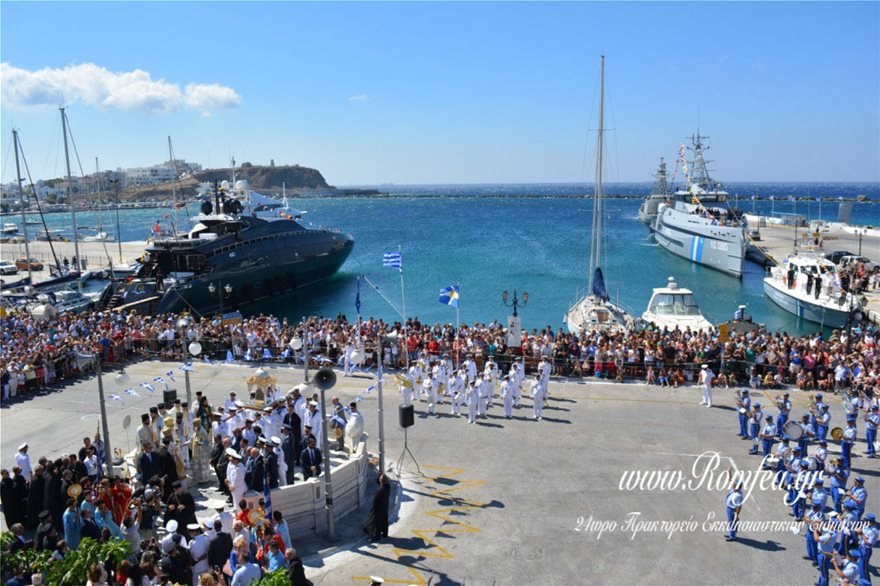 Τήνος: Χιλιάδες πιστοί ύψωσαν χέρια ικεσίας προς τη Μεγαλόχαρη - Φωτογραφία 6