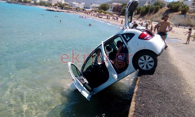 Κρήτη: Έπεσε με το αυτοκίνητο στη θάλασσα! [photos] - Φωτογραφία 1