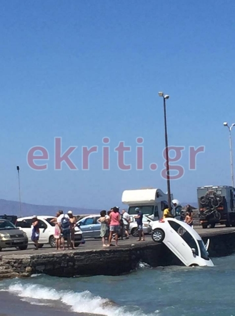 Κρήτη: Έπεσε με το αυτοκίνητο στη θάλασσα! [photos] - Φωτογραφία 2