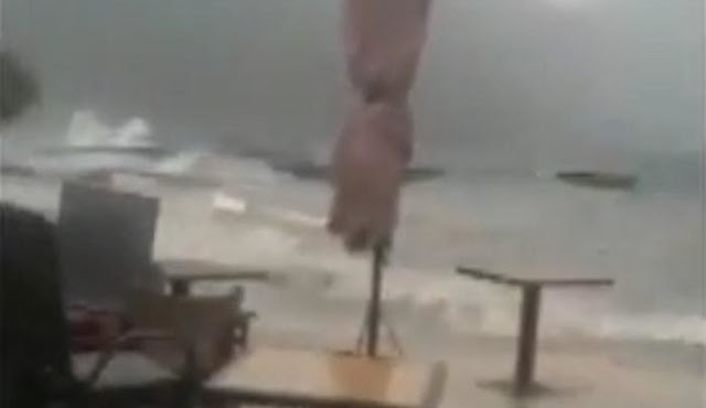 Θεομηνία στον Μύτικα- η θάλασσα βγήκε στη στεριά, πλημμύρισαν μαγαζιά (video) - Φωτογραφία 1