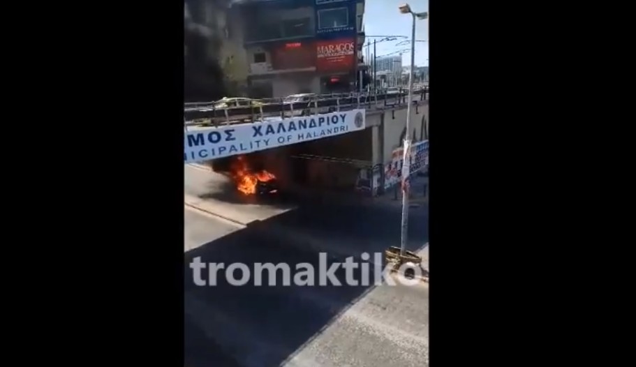 ΙΧ αυτοκίνητο τυλίχτηκε στις φλόγες το πρωί στα Σίδερα Χαλανδρίου [video] - Φωτογραφία 1