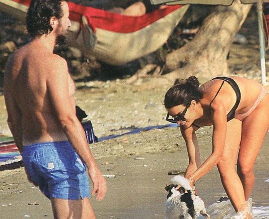 Η Τόνια Σωτηροπούλου με παραπάνω κιλά σε παραλία της Τήνου. - Φωτογραφία 2