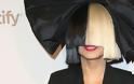 H σπάνια δημόσια εμφάνιση της Sia χωρίς περούκα! - Φωτογραφία 1