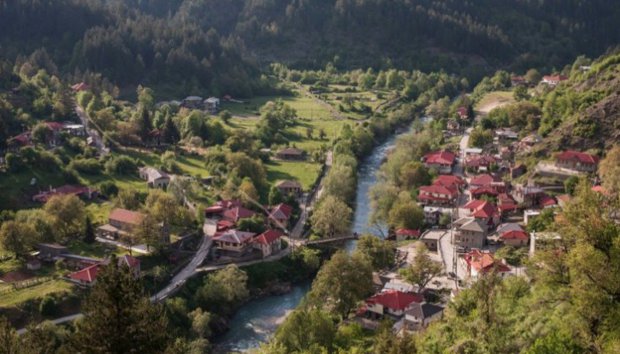 Το μοναδικό ελληνικό χωριό που διασχίζεται από ποτάμι! - Φωτογραφία 1