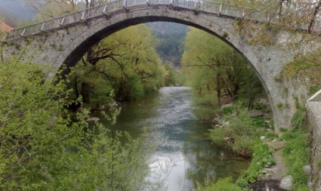 Το μοναδικό ελληνικό χωριό που διασχίζεται από ποτάμι! - Φωτογραφία 3