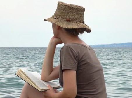 Διάβασμα στην παραλία: Ο δεκάλογος του «σωστού αναγνώστη» - Φωτογραφία 1