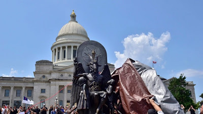 ΗΠΑ: Άγαλμα του σατανά σε κυβερνητικό κτίριο στο Αρκάνσας - Φωτογραφία 1