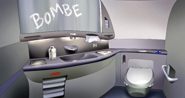 Η απειλή για βόμβα... γραμμένη με σαπούνι!- Οι εικόνες από την πτήση της Condor που έκανε αναγκαστική προσγείωση στα Χανιά - Φωτογραφία 1