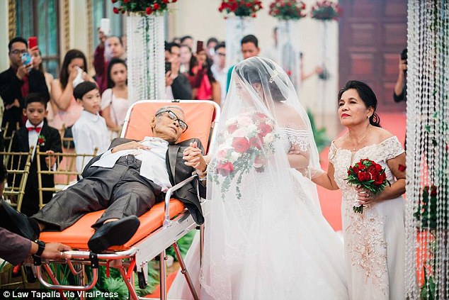 Ετοιμοθάνατος πατέρας με καρκίνο συνόδευσε την μοναχοκόρη του στο γάμο της μέχρι την εκκλησία ξαπλωμένος σε φορείο - Φωτογραφία 2