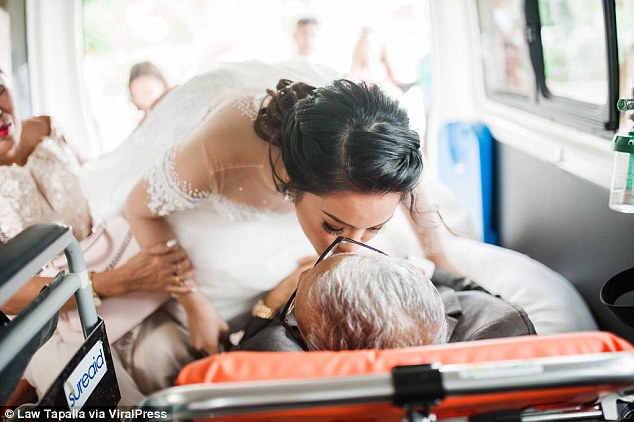 Ετοιμοθάνατος πατέρας με καρκίνο συνόδευσε την μοναχοκόρη του στο γάμο της μέχρι την εκκλησία ξαπλωμένος σε φορείο - Φωτογραφία 3