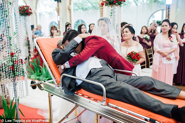 Ετοιμοθάνατος πατέρας με καρκίνο συνόδευσε την μοναχοκόρη του στο γάμο της μέχρι την εκκλησία ξαπλωμένος σε φορείο - Φωτογραφία 5