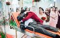 Ετοιμοθάνατος πατέρας με καρκίνο συνόδευσε την μοναχοκόρη του στο γάμο της μέχρι την εκκλησία ξαπλωμένος σε φορείο - Φωτογραφία 5